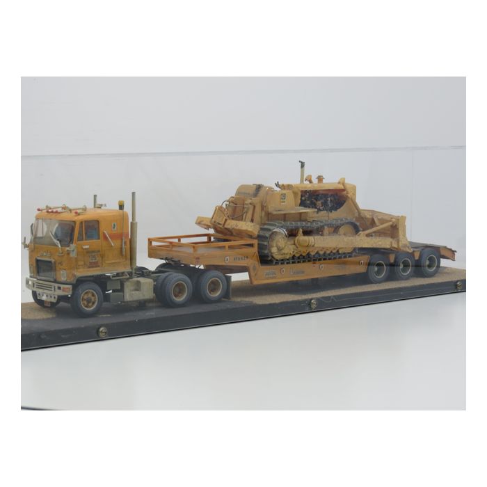 CMG Zwaartransport Truck & Caterpillar Bulldozer