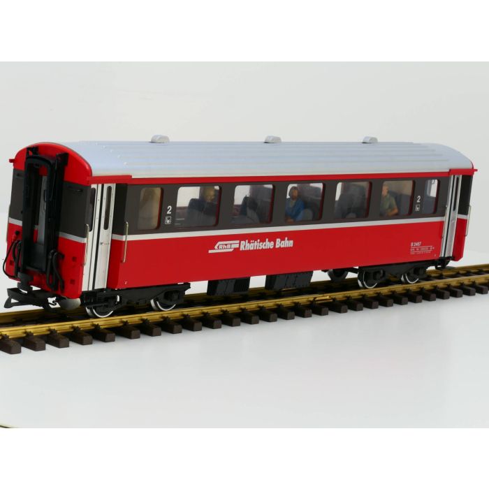 LGB 33670 RhB-Personenwagen B 2467 2. Klasse, Metallrader, Stromabname, Innenbeleuchtung, 4 Figuren
