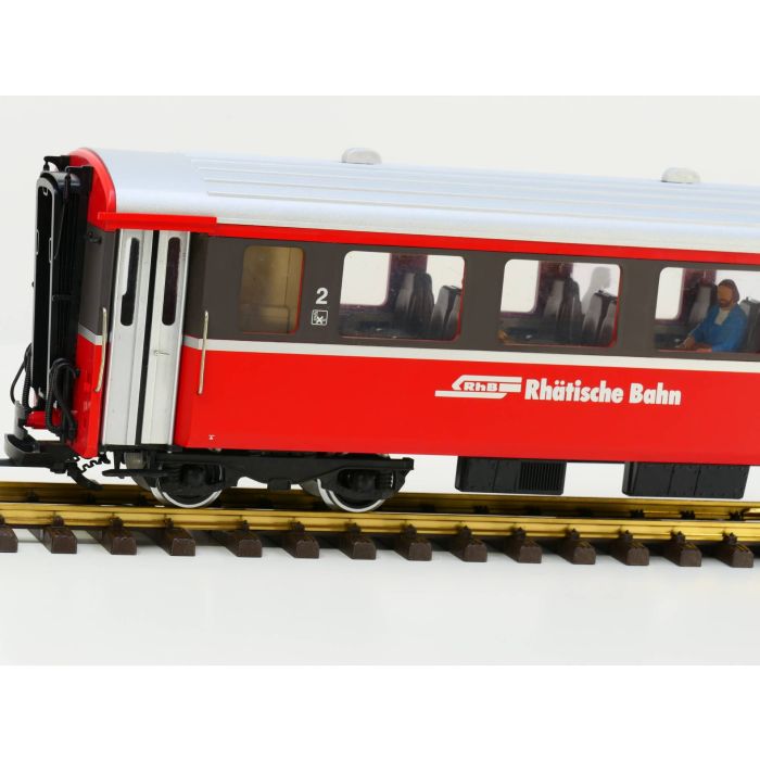 LGB 33670 RhB-Personenwagen B 2467 2. Klasse, Metallrader, Stromabname, Innenbeleuchtung, 4 Figuren