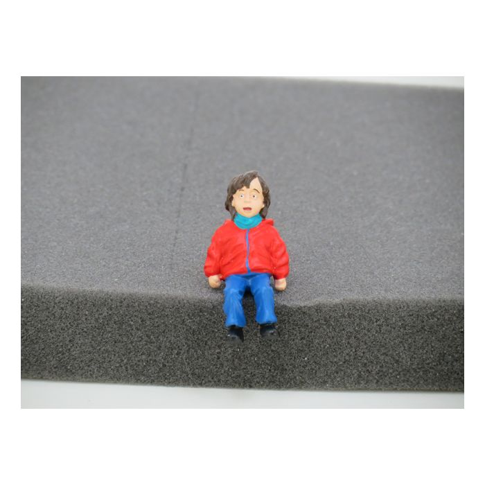 ZinnBlei Gartenbahnfiguren 20090115b Sitzende Kinderfigur rood/blauw