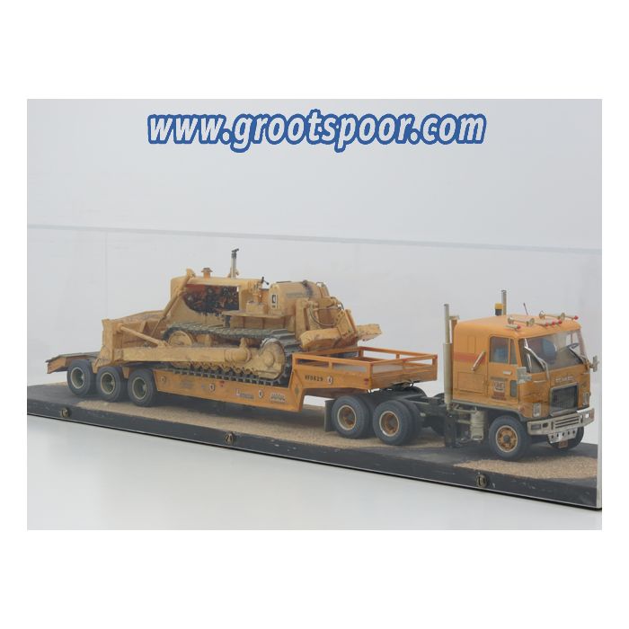CMG Zwaartransport Truck & Caterpillar Bulldozer