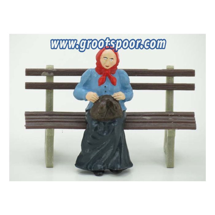 ZinnBlei Gartenbahnfiguren 20090136 Oma mit Tasche und Kopftuch sitzend