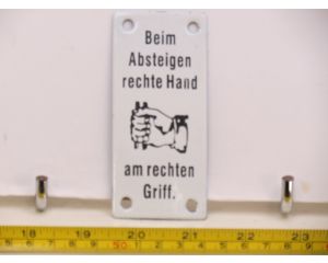 EisenbahnSchild Beim Absteigen rechte Hand am rechten Griff.