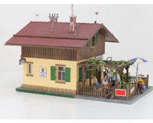 POLA 330929 Gasthaus Zur Post Gebouwd model, Verlichting, 10 Figuren