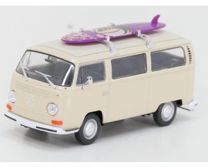 GSDCCwel 00022472sb-cr 1972 Volkswagen bus T2 with surfboard, cream