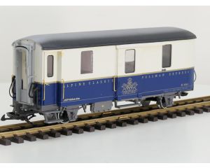 LGB 40840 Alpine Classic-Gepäckwagen, D4062 (Kugellager) Metallrader, Stromabnahme, Innenbeleuchtung, 2 Fig. Ladegut