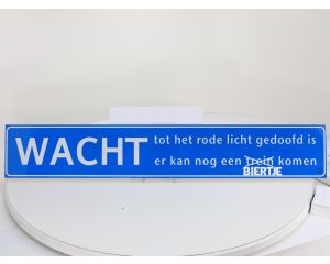 Wacht tot het Rode licht gedooft is er kan nog een Trein (biertje) komen.