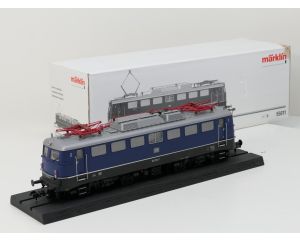 Märklin Spur1 55011 Elektrolokomotive  DB 110 236-7 DB Blau auf schwarzem Holzsockel