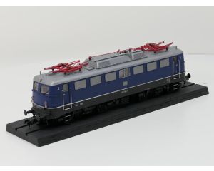 Märklin Spur1 55011 Elektrolokomotive  DB 110 236-7 DB Blau auf schwarzem Holzsockel