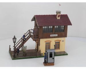 POLA 330914 & 330916 Set Stellwerk Schönweiler  &  Streckenwärter-Telefonbude, 5 Figuren, Verlichting