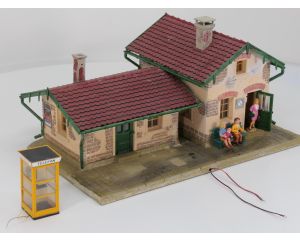 Pola 330900 & 330952 Bahnhof Kleinbach &  Telefonzelle, Verlichting, 3 Figuren