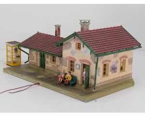 Pola 330900 & 330952 Bahnhof Kleinbach &  Telefonzelle, Verlichting, 3 Figuren