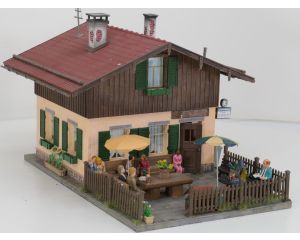 POLA 330929 Gasthaus Zur Post Gebouwd model, 9 Figuren