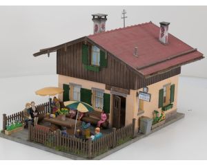 POLA 330929 Gasthaus Zur Post Gebouwd model, 9 Figuren