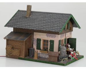 POLA 331715 Alte Försterhütte gebouwd model, Met Verlichting, Div. Figuren.