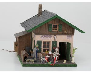 POLA 331715 Alte Försterhütte gebouwd model, Met Verlichting, Div. Figuren.