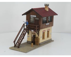 POLA 330914 Stellwerk Schönweiler Gebouwd model, 2 Figuren