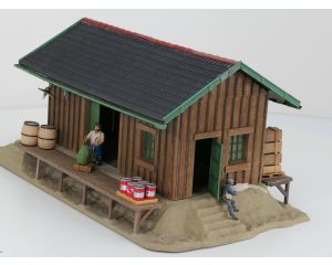 POLA 330905 Güterschuppen gebouwd model, Inc. divers laadgoed.