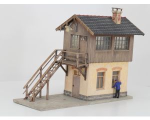POLA 330914 Stellwerk Schönweiler Gebouwd model, 2 Figuren, Verlichting