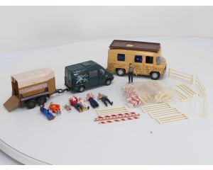 Horse on Tour Set +/- 1:24  Met Dickie Camper, Mercedes Benz bus , Paardentrailer, 7 Figuren met hippische Dressuur Hekwerken