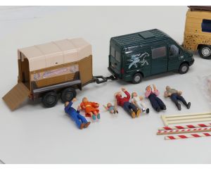 Horse on Tour Set +/- 1:24  Met Dickie Camper, Mercedes Benz bus , Paardentrailer, 7 Figuren met hippische Dressuur Hekwerken