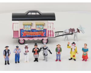 1:24 circus PIPO, clown, artiesten & bezoekers voor bij LGB