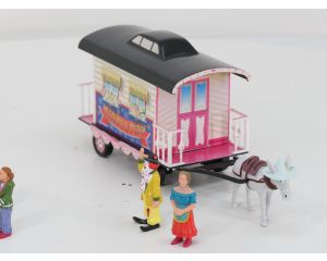 1:24 circus PIPO, clown, artiesten & bezoekers voor bij LGB