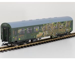 PIKO 37650 G-Reko-Wagen 2. Kl. DR 57 50 28-15 123 -2 Bghwe, GRAFITTI Kugellagerachsen, Innenbel, Energiesp, 11 Figuren