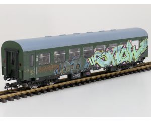 PIKO 37650 G-Reko-Wagen 2. Kl. DR 57 50 28-15 123 -2 Bghwe, GRAFITTI Kugellagerachsen, Innenbel, Energiesp, 11 Figuren