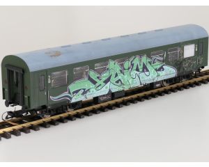 PIKO 37650 G-Reko-Wagen 2. Kl. DR 57 50 28-15 123 -2 Bghwe, GRAFITTI Kugellagerachsen, Innenbel, Energiesp, 12 Figuren