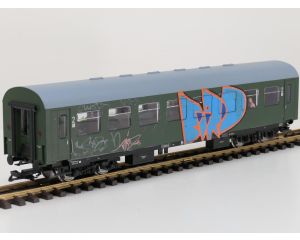 PIKO 37650 G-Reko-Wagen 2. Kl. DR 57 50 28-15 123 -2 Bghwe, GRAFITTI Kugellagerachsen, Innenbel, Energiesp, 11 Figuren