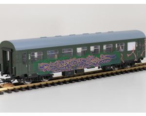 PIKO 37650 G-Reko-Wagen 2. Kl. DR 57 50 28-15 123 -2 Bghwe, GRAFITTI Kugellagerachsen, Innenbel, Energiesp, 11 Figuren