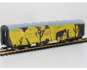 PIKO 37650 G-Reko-Wagen 2. Kl. DR 57 50 28-15 123 -2 Bghwe, GRAFITTI Kugellagerachsen, Innenbel, Energiesp, 11 Figuren