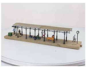 POLA 330908 Überdachter Bahnsteig gebouwd model