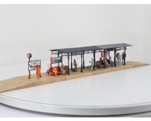 POLA 330908 Überdachter Bahnsteig gebouwd model met 15 figuren