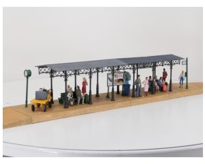 POLA 330908 Überdachter Bahnsteig gebouwd model met 13 figuren