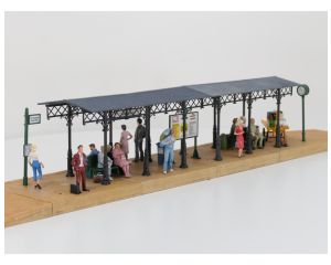 POLA 330908 Überdachter Bahnsteig gebouwd model met 13 figuren