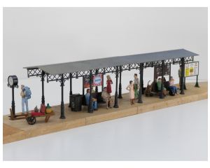 POLA 330908 Überdachter Bahnsteig gebouwd model met 12 figuren