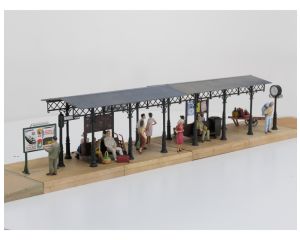POLA 330908 Überdachter Bahnsteig gebouwd model met 12 figuren