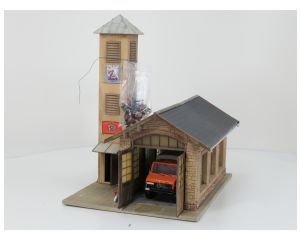Pola 330992 Feuerwehrhaus gebouwd model