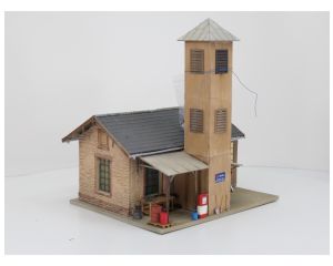 Pola 330992 Feuerwehrhaus gebouwd model