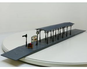 POLA 330908 Überdachter Bahnsteig gebouwd model
