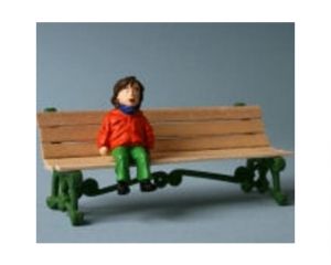 ZinnBlei Gartenbahnfiguren 20090115a Sitzende Kinderfigur orange/grün