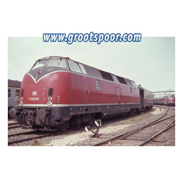 V300 ML 2200 CC in rood-zwart auf Basis einer LGB Lok