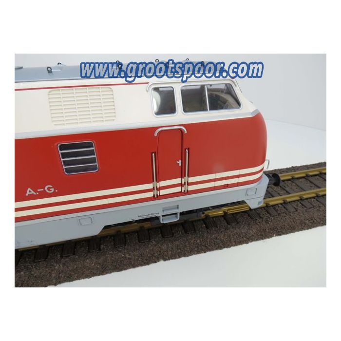 V300 ML 3000 CC in rood-creme-grijs auf Basis einer LGB Lok