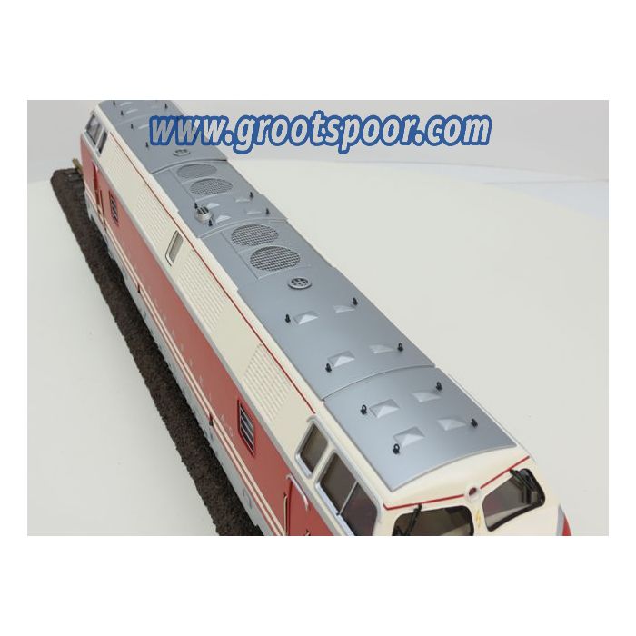 V300 ML 3000 CC in rood-creme-grijs auf Basis einer LGB Lok