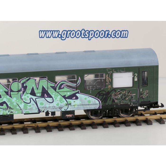PIKO 37650 G-Reko-Wagen 2. Kl. DR 57 50 28-15 123 -2 Bghwe, GRAFITTI Kugellagerachsen, Innenbel, Energiesp, 12 Figuren - sku: 20260716012615 - Gebraucht - Sehr guter Zustand - Bild 4