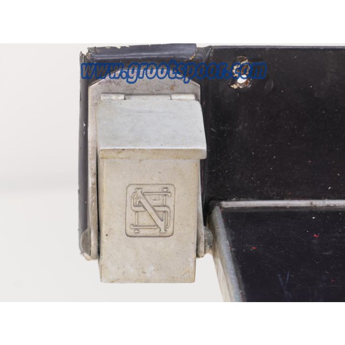 Wand Tafeltje uit NS Mat 46 met dubbele asbak met oud NS logo
